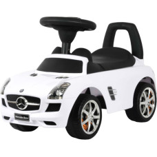 Baltas Mercedes SLS stumiamas automobilis